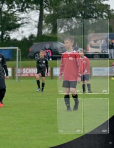 Albumseite des StickerStars-Musteralbums mit Spielersticker-Feldern und einem Spieler im roten Trikot auf dem Sportplatz