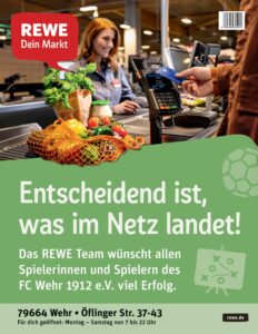 Kundin an der Kasse eines REWE-Marktes beim kontaktlosen Bezahlen mit Kreditkarte