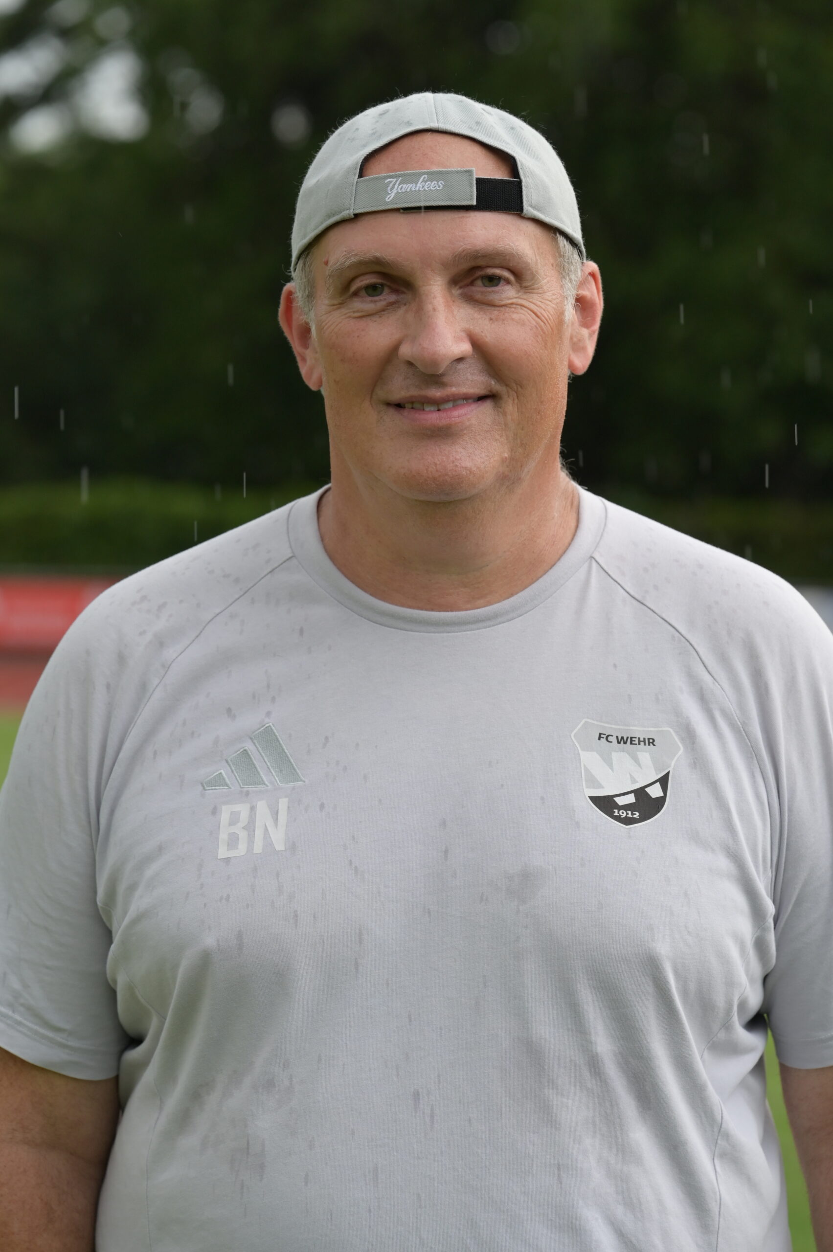 Porträt eines Trainers der D-Junioren des FC Wehr 1912 e.V. mit Cap