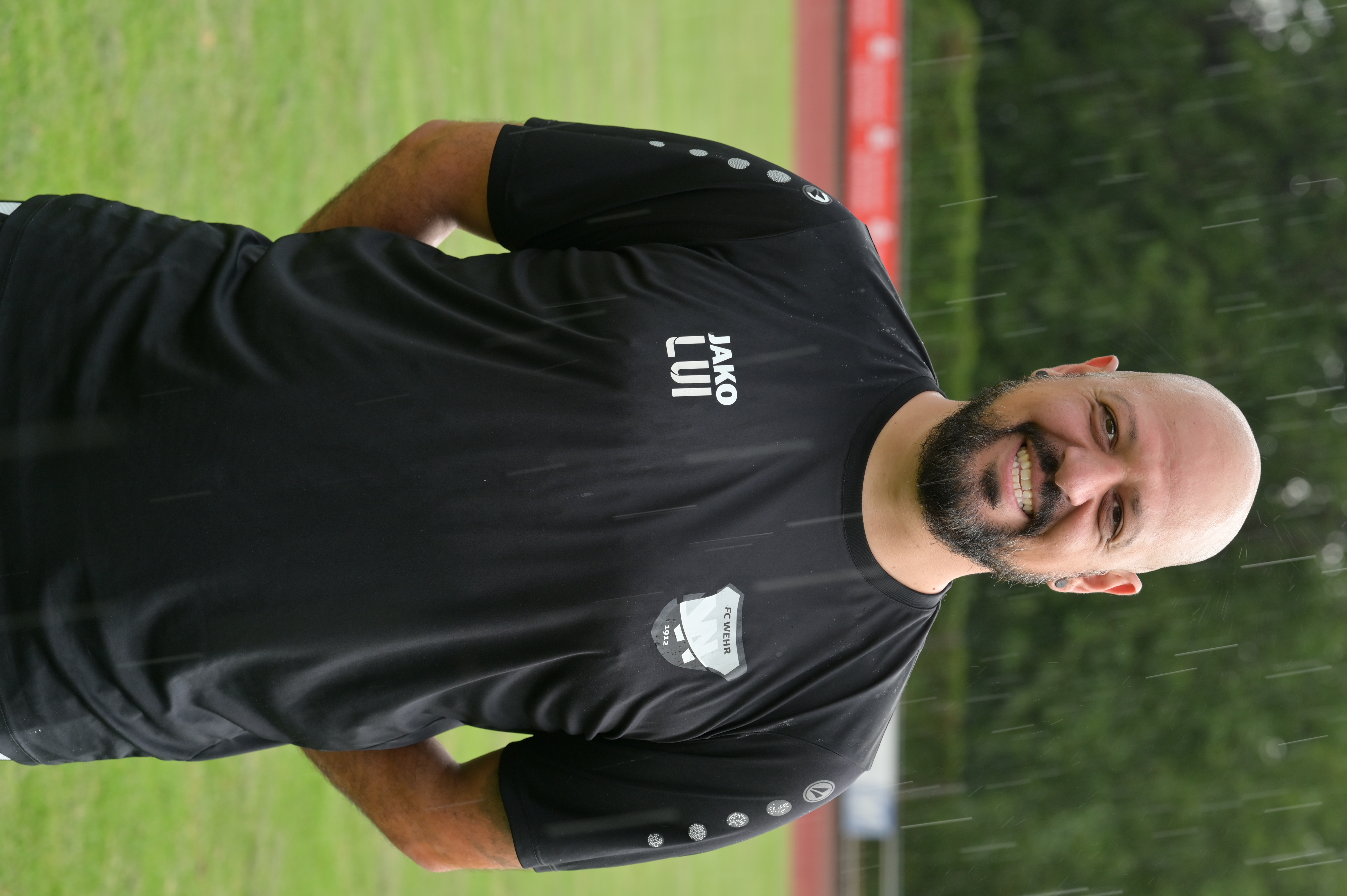 Porträtfoto eines Trainers der D-Junioren des FC Wehr 1912 im Regen auf dem Sportplatz