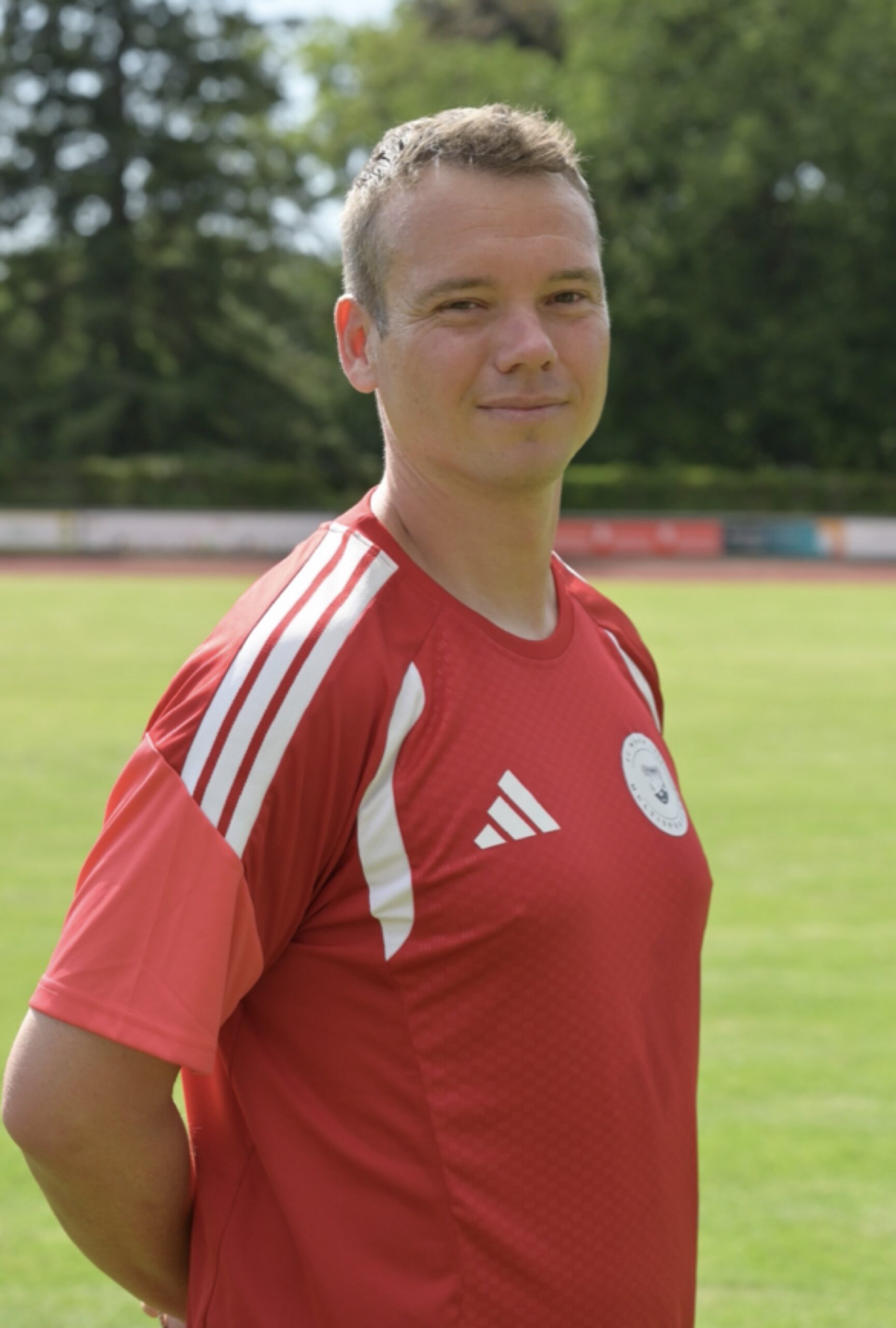 Porträtfoto eines Trainers der E-Junioren des FC Wehr 1912 im Freien vor Bäumen