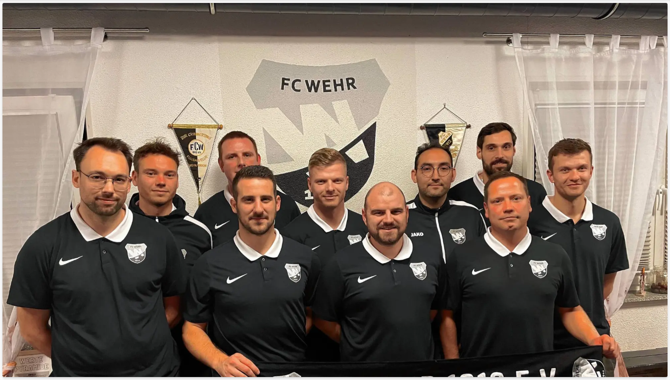 Gruppenfoto des Vorstands des FC Wehr 1912 e.V. vor dem Vereinsbanner in Vereinskleidung