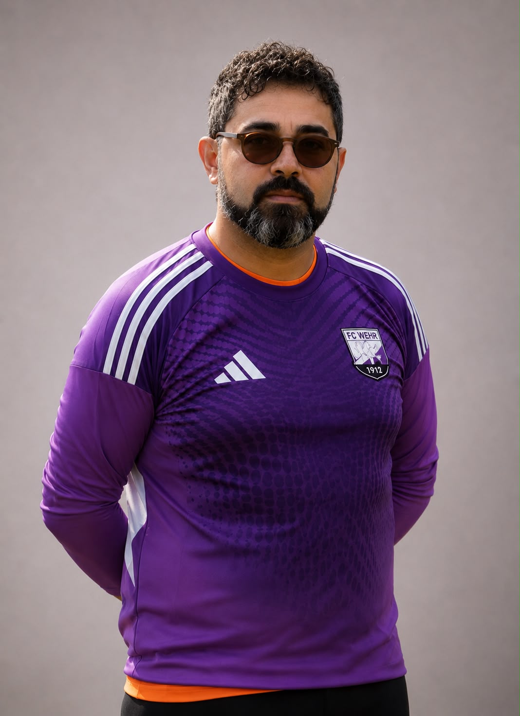Porträtfoto eines Trainers der E-Junioren des FC Wehr 1912 mit Sonnenbrille in violettem Trikot