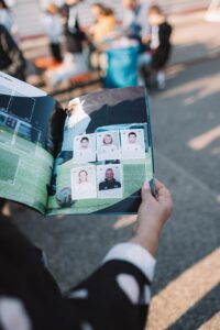 Nahaufnahme des geöffneten StickerStars-2026-Albums mit Stickerfeldern