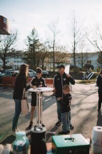 REWE-Schriftzug am Getränkemarkt vor blauem Himmel