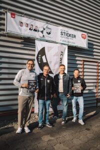Werbebanner 'Hol' dir die Sticker des FC Wehr 1912' des StickerStars-2026-Projekts an der Fassade des REWE-Marktes