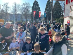Großer Andrang von Familien beim Sticker-Sammeln des StickerStars-2026-Projekts vor dem REWE-Markt