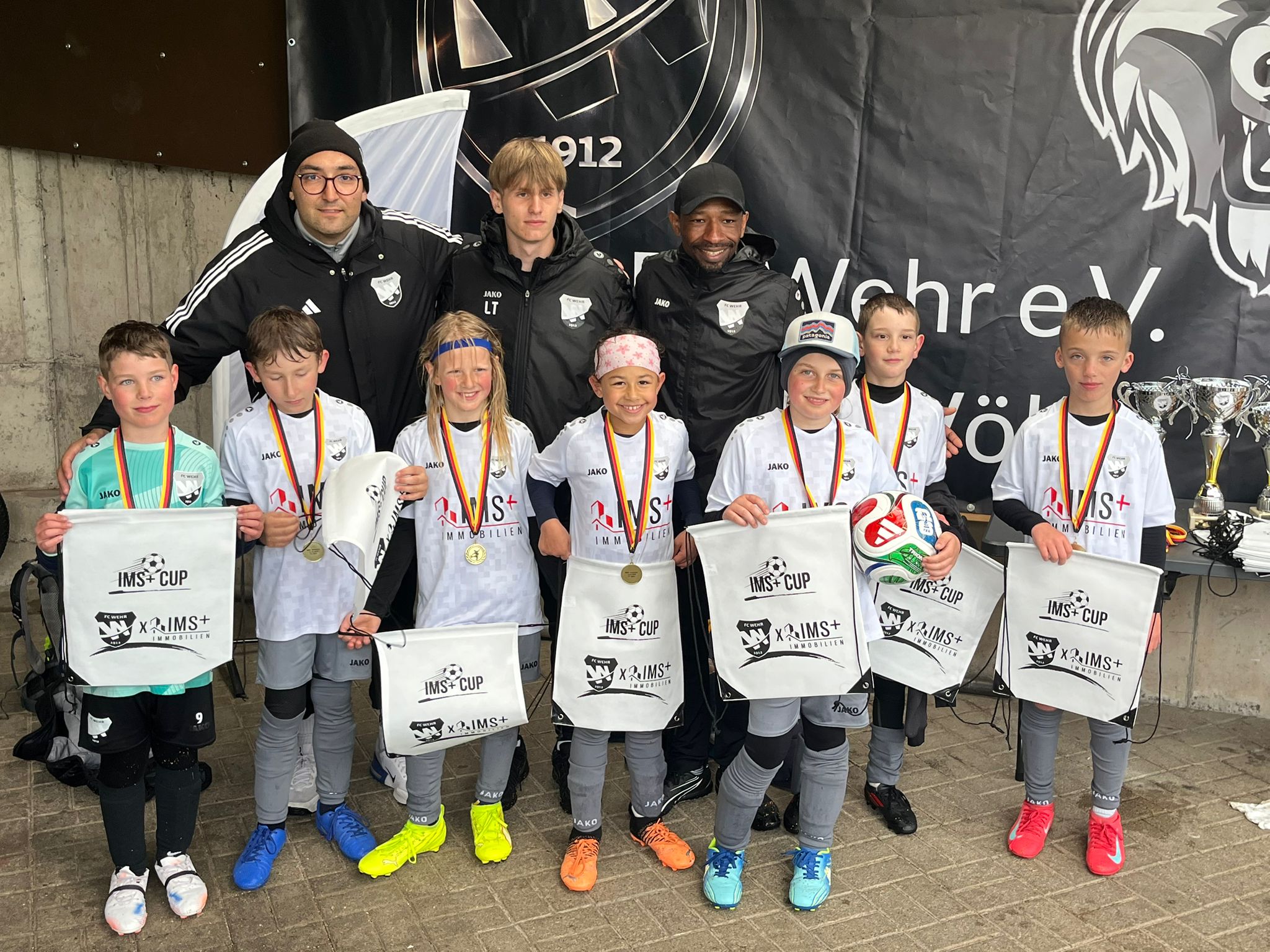 Jugendmannschaft des FC Wehr 1912 mit Trainern, Medaillen und IMS+ Cup Goodie-Bags nach einem Turnier