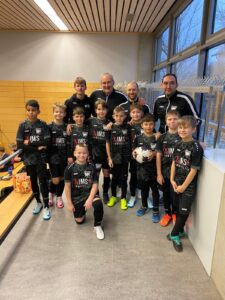 Nachwuchsmannschaft des FC Wehr 1912 mit ihrem Trainerteam in einer Sporthalle