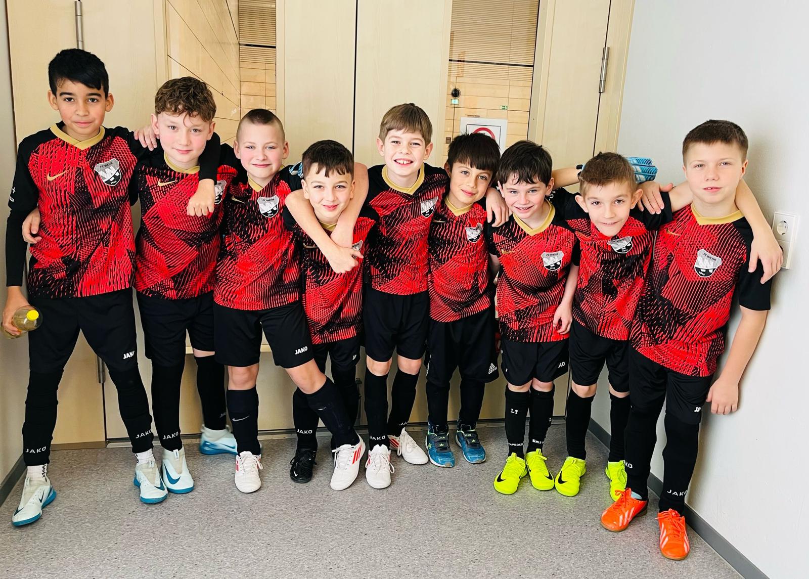 Nachwuchsspieler des FC Wehr 1912 in roten-schwarzen Trikots stehen zusammen nach einem Turnier