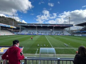 Blick auf das Spielfeld und die Tribunen des Dreisamstadions des SC Freiburg vor dem Training