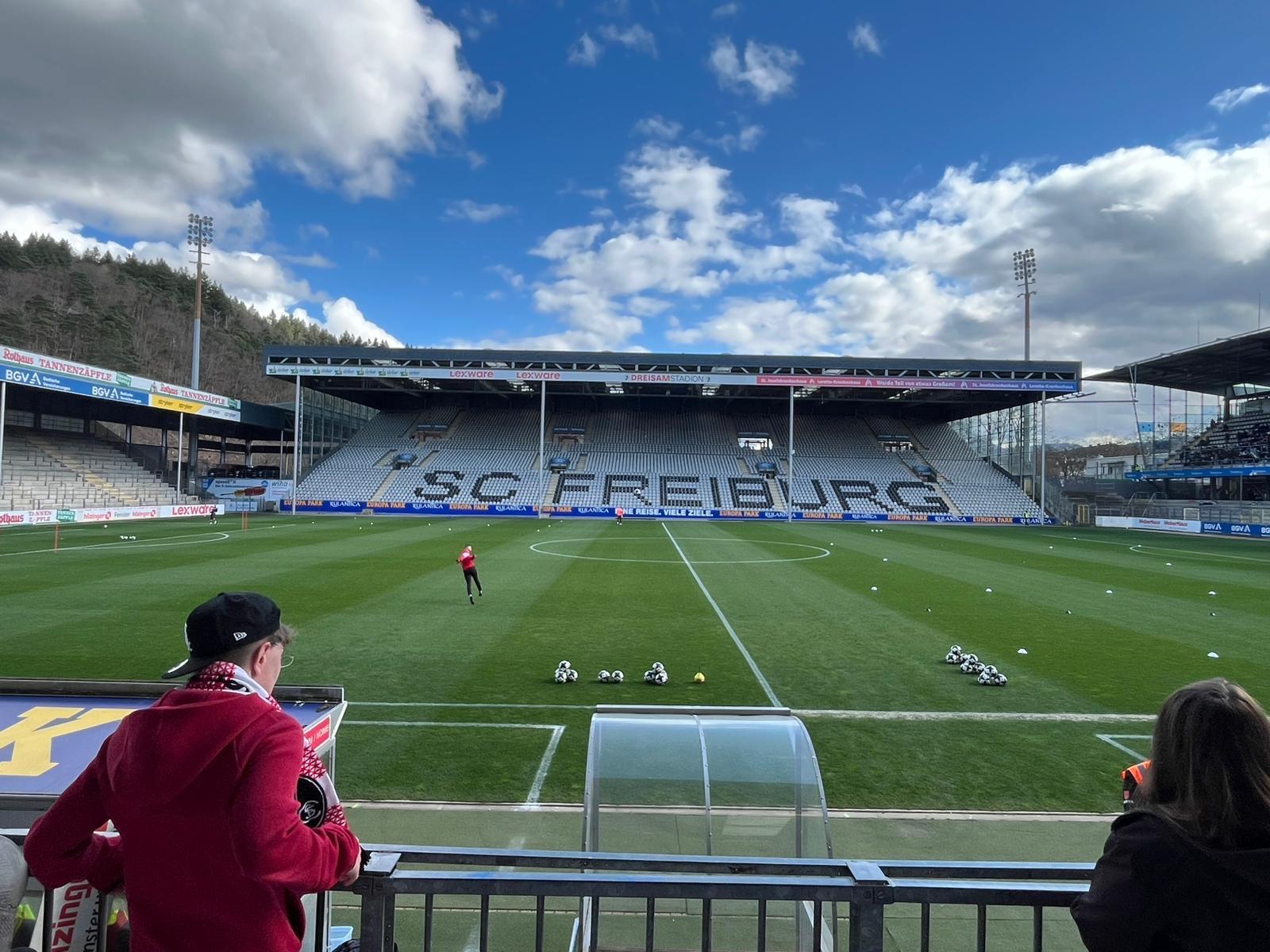 Blick auf das Spielfeld und die Tribunen des Dreisamstadions des SC Freiburg vor dem Training
