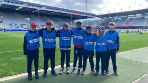 Gruppe von Nachwuchsspielern des FC Wehr 1912 in blauen Trikots im Dreisamstadion des SC Freiburg