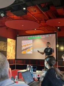 Konferenzraum mit Bildschirm für eine Videokonferenz und stimmungsvoller Deckenbeleuchtung