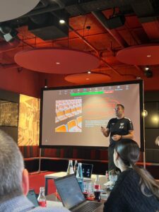 Konferenzraum mit Bildschirm für eine Videokonferenz und stimmungsvoller Deckenbeleuchtung