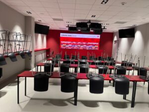 Pressekonferenzraum im Europa-Park Stadion des SC Freiburg mit Stuhlreihen und Interviewwand