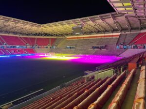 Europa-Park Stadion des SC Freiburg bei Nacht mit bunter Lightshow auf dem Spielfeld