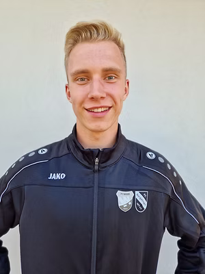 Porträt eines Spielers der B-Junioren des FC Wehr 1912 e.V. in der Vereinsjacke
