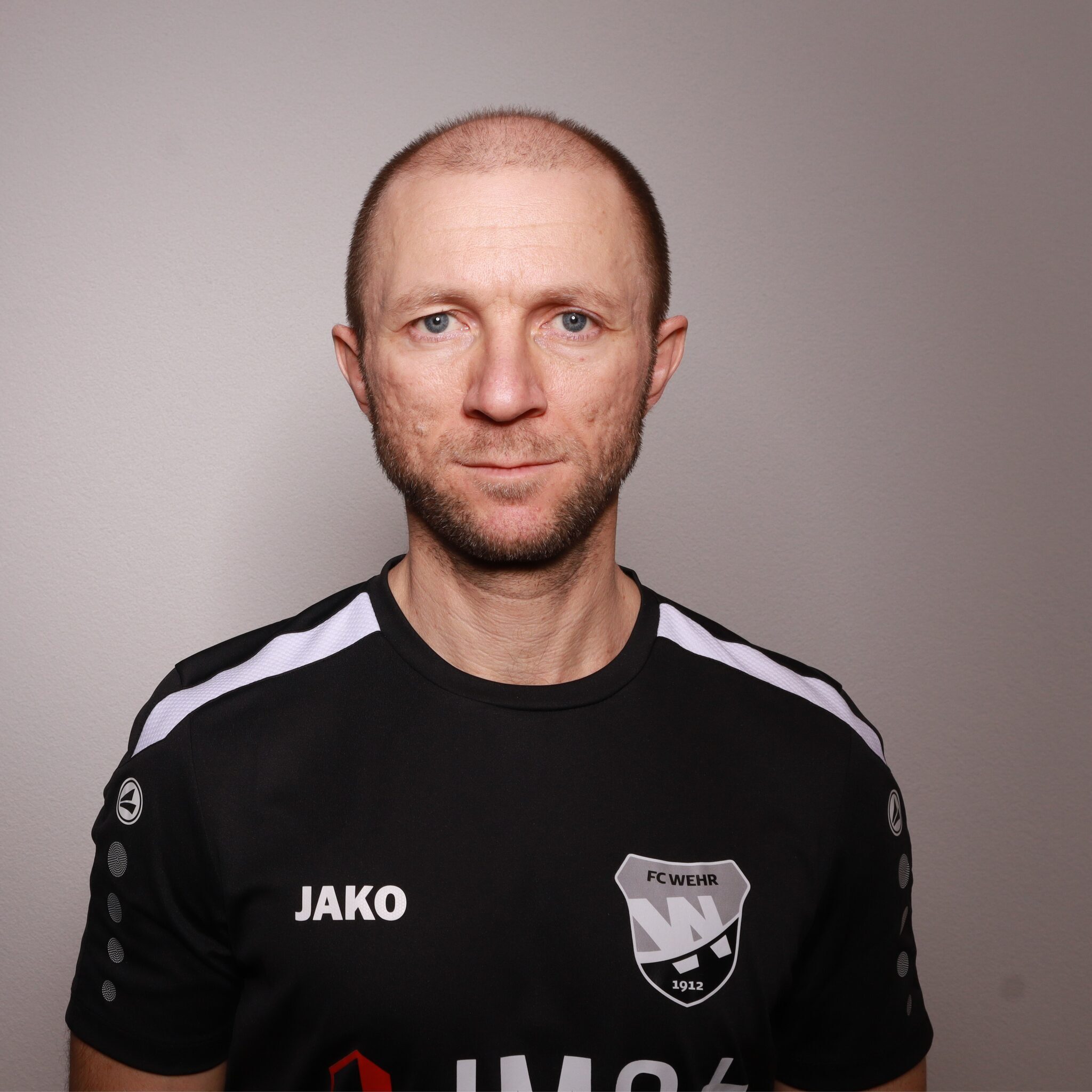 Porträt eines Trainers der D-Junioren des FC Wehr 1912 e.V. im Vereinstrikot, Studioaufnahme